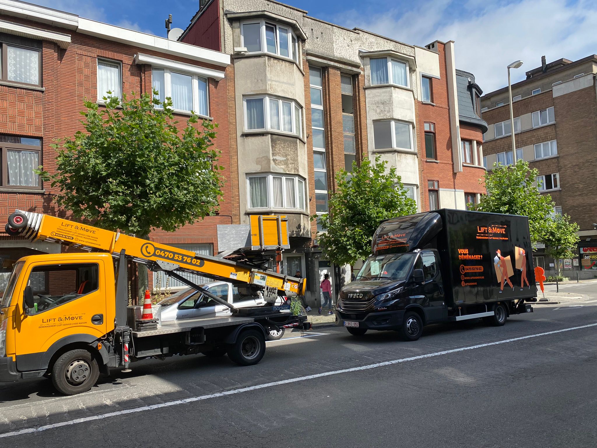 Camion noir de la société Lift and Move en action à Bruxelles