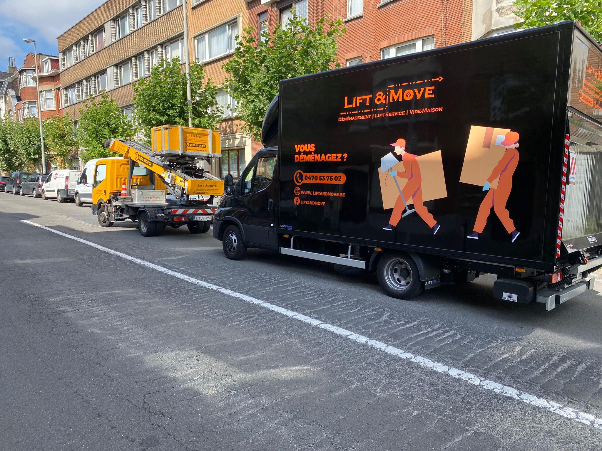 Camion noir de la société Lift and Move en action.